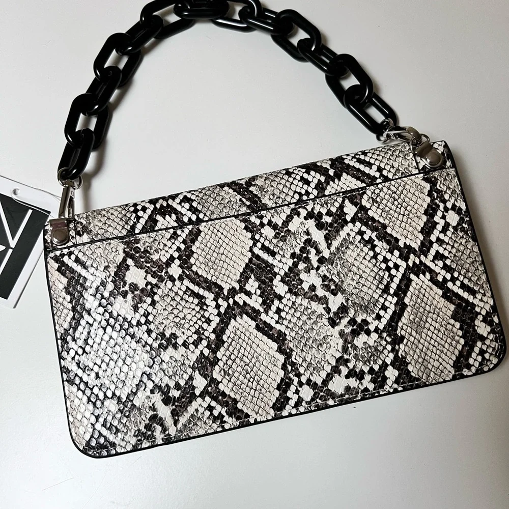 INZI snakeskin pocket shoulder bag.‎ Chunky link strap.